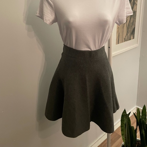 Grey mini skirt - Picture 2 of 4